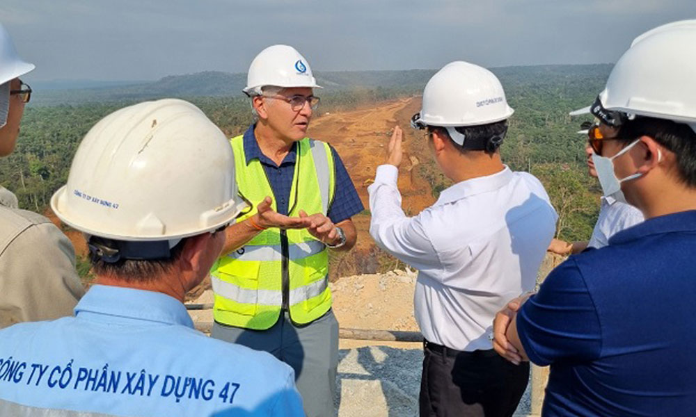 Mr. Phong, Pham Nam discussed with the Nam Phak Construction Site Command the construction progress